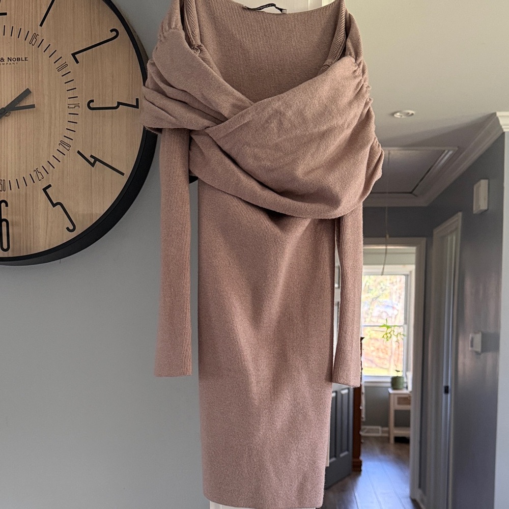 Abercrombie Off-shoulder beige knit dress